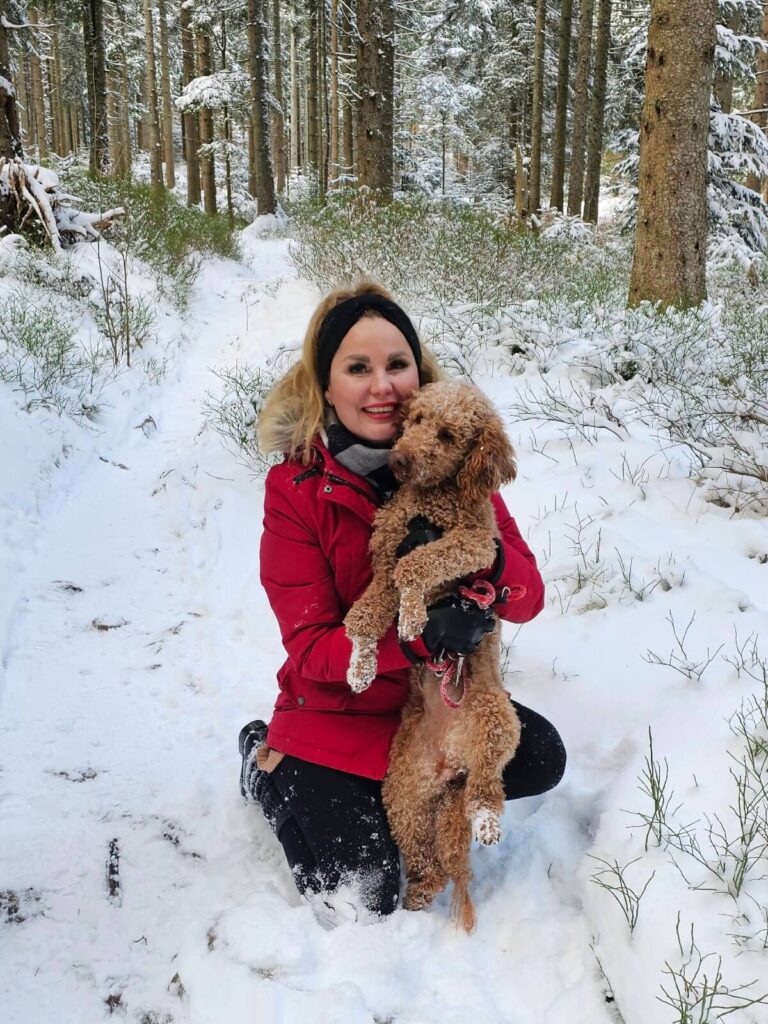 Kleinpudel Emmy und ich im Winterwald